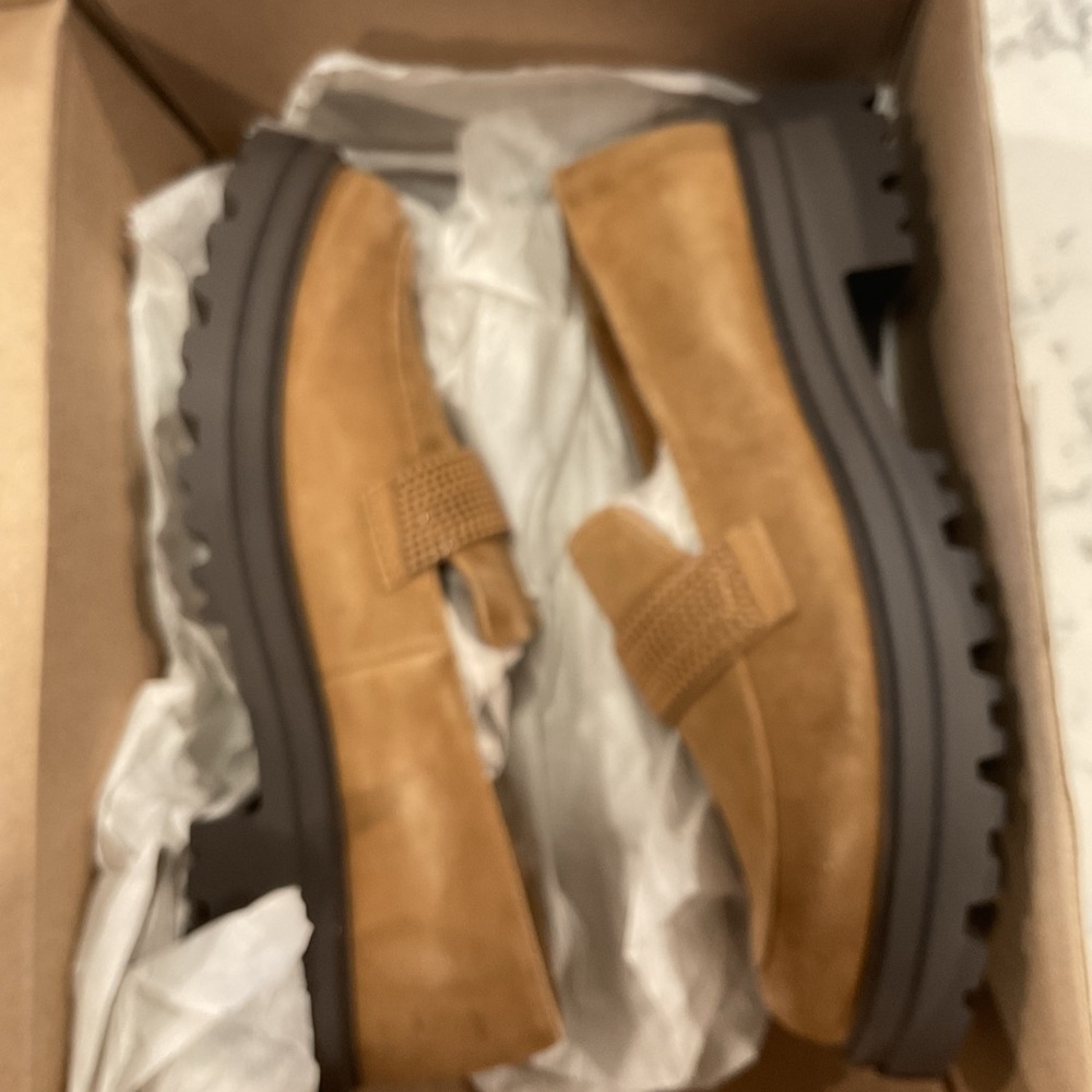 NWOT in box Bella Vita Paz Women’s Suede Camel Tan Loafers. Size 6.